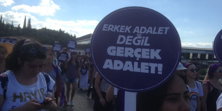 Tacizciyi kadınlar yakaladı faşist polis serbest bıraktı