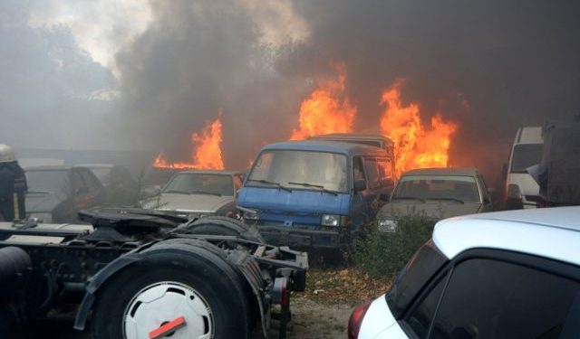 Bursa’daki yed-i emin deposunda yangın: 20’den fazla araç küle döndü