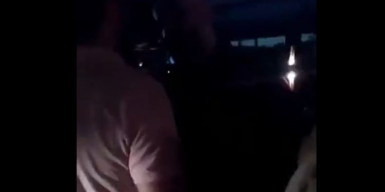 İşgalci Türk polisi, Kürtçe şarkı söyleyen sanatçının elindeki mikrofonu aldı!