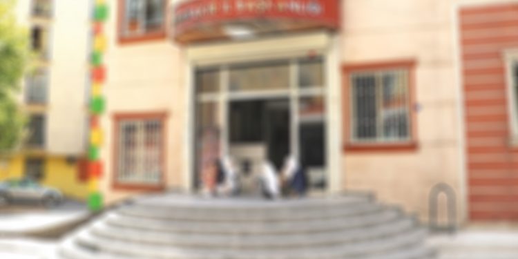 İl Binasının önünde bekleyen ailenin yakını: Bizi polis organize edip buraya getirdi!