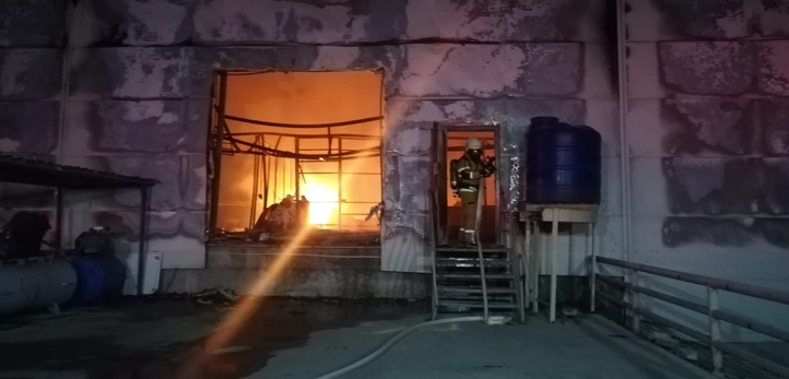 İzmir’de iki fabrika kül oldu