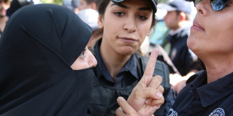 Meclis önünde Harbiyeli öğrencilerin annelerine saldırı ve gözaltı