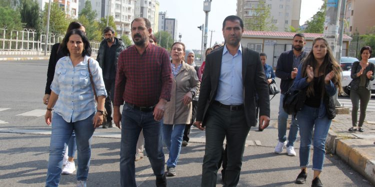 Amed’de halk kayyım gaspına karşı yürüdü