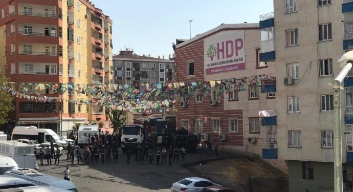 İşgalci polis yandaşlarına yer açıyor-YENİLENDİ