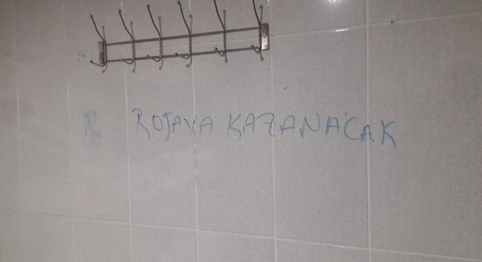 Öğrencilerden Rojava işgaline karşı yazılamalar