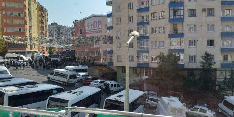 İşgalci polis yandaşlarına yer açıyor-YENİLENDİ