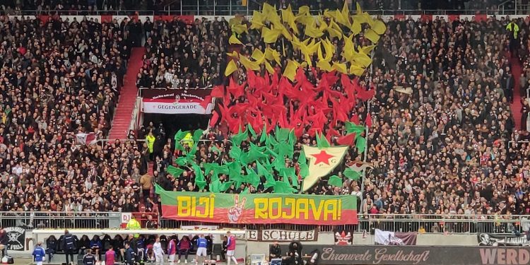 St. Pauli tribünlerinde ‘Biji Rojava’ pankartı