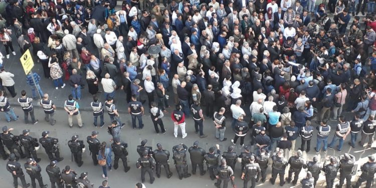 Amed’de halk işgal ve kayyıma karşı alanlarda