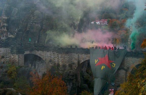 Almanya’da tarihi köprüye devasa YPJ bayrağı