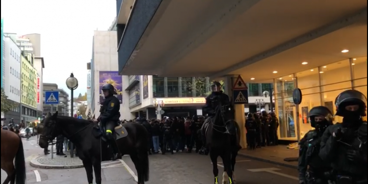 Stuttgart’ta eylem yapan gençler Alman polisinin ablukasında