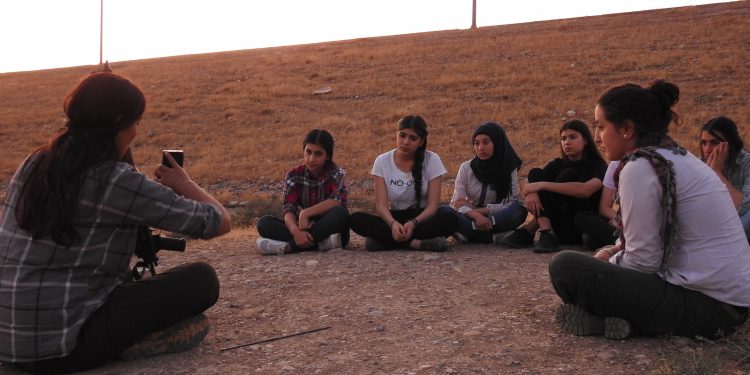 Genç kadınlar özsavunma eğitimi alıyor