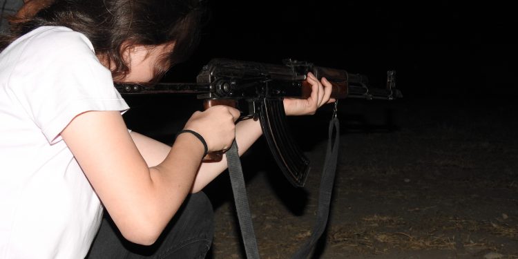 Genç kadınlar özsavunma eğitimi alıyor