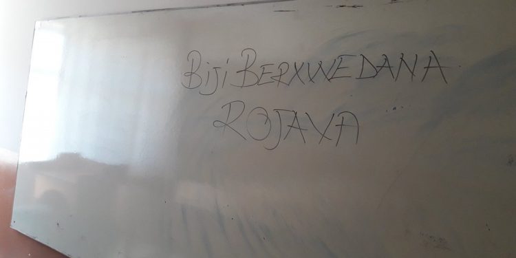 Öğrencilerden Rojava işgaline karşı yazılamalar