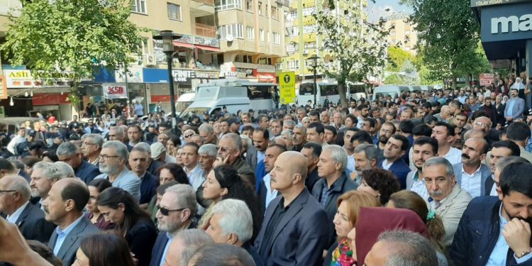 Amed’de halk işgal ve kayyıma karşı alanlarda