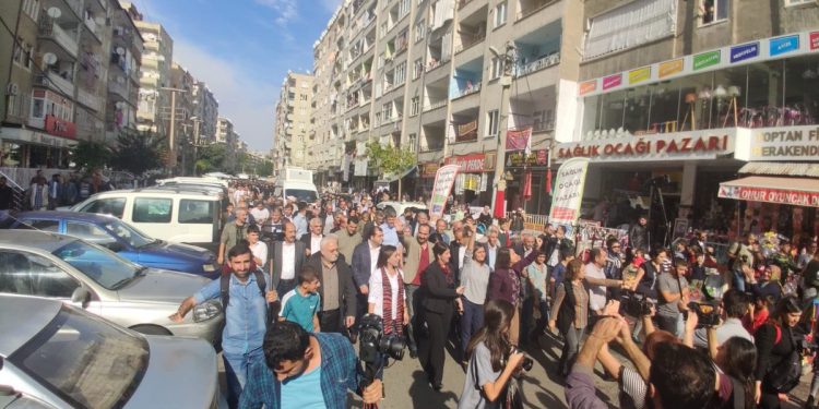 Amed halkı: “Rojava’da direnen yoldaşlara bin selam”