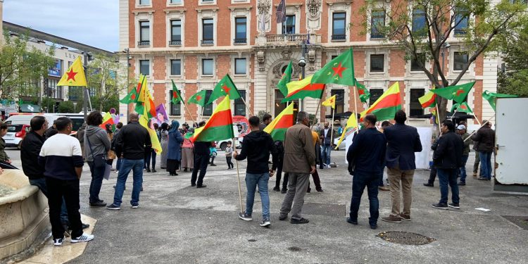 Alman Konsolosluğu önünde Rojava protestosu