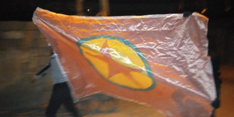 Wan’da halk “Bijî Berxwedana Rojava” sloganları ile alanlarda