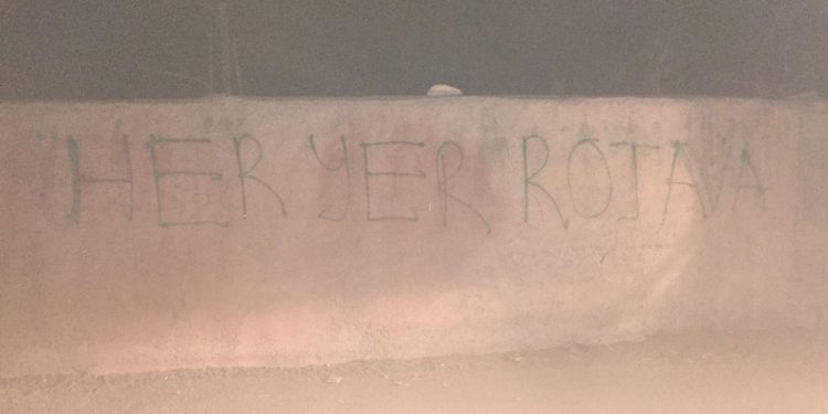 Wan’da Türk işgalciliğine karşı duvar yazılamaları yapıldı