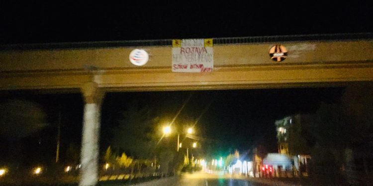 Wan’da “Her Yer Rojava Her Yer Direniş” pankartı asıldı