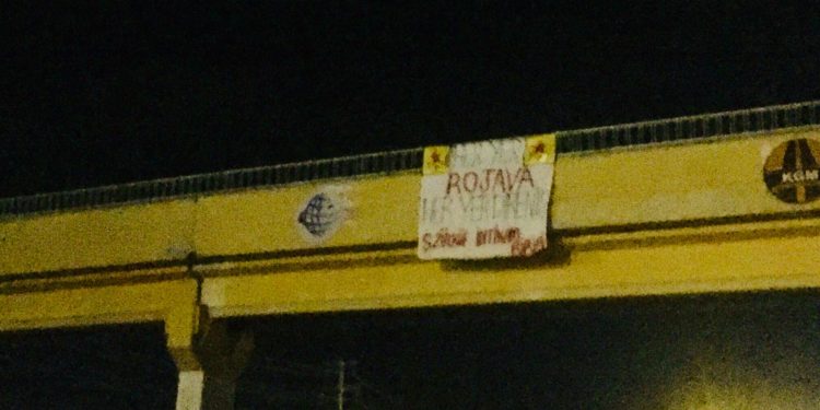 Wan’da “Her Yer Rojava Her Yer Direniş” pankartı asıldı