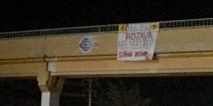 Wan’da “Her Yer Rojava Her Yer Direniş” pankartı asıldı