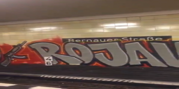 Berlin’de metro durağı Rojava için boyandı