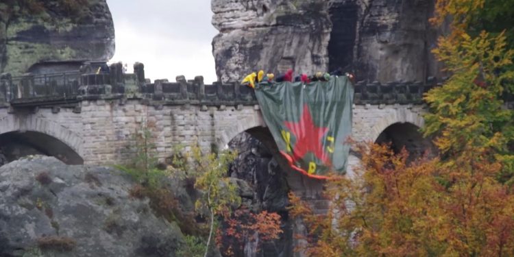 Almanya’da asılan devasa YPJ bayrağının görüntüleri