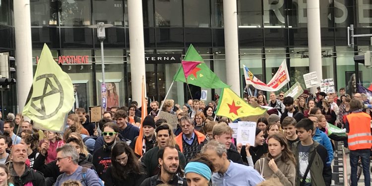 Kürt gençleri ekoloji yürüyüşünde Rojava’daki işgale ‘İzin Verme’ dediler