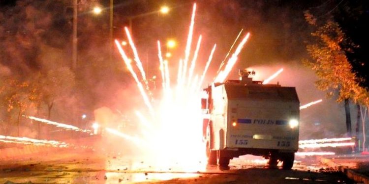 Yurtsever gençler işgale karşı işgalci Türk polislerini vurdu