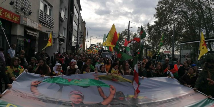 Köln’de onbinlerin yürüyüşü