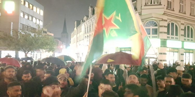 YENİLENDİ – Almanya’da gençler faşistlerin gösterisini engelliyor