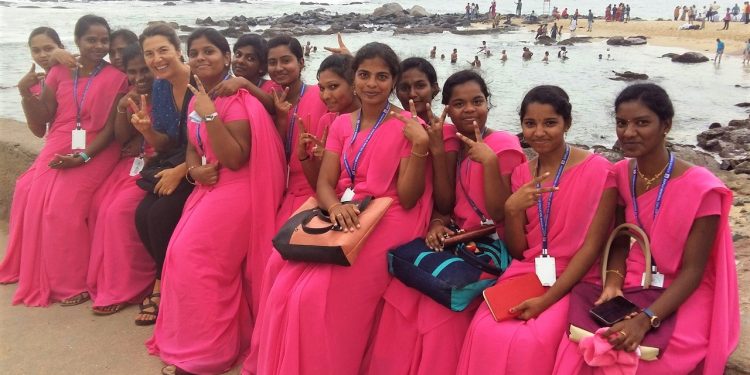 Genç kadınlar tecavüzcülere karşı özsavunmasını alıyor