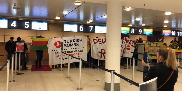 Bremen Havaalanı’nda THY gişeleri önünde eylem