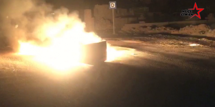 Tuşba’da gençler Rojava için alanlarda