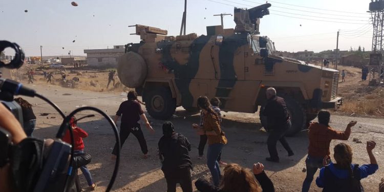 Kobanê halkı Rus-Türk ortak devriyesini çürük meyve ve yumurtalarla kovaladı