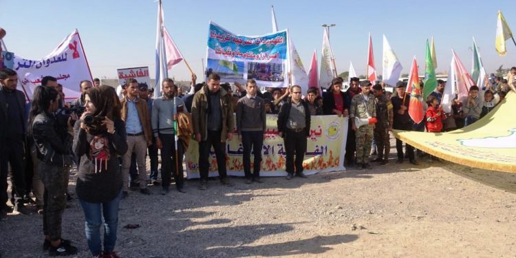 Tabqa ve Reqalı gençler işgal saldırılarına karşı yürüdü
