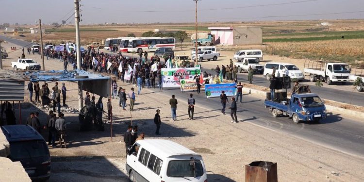 Tabqa ve Reqalı gençler işgal saldırılarına karşı yürüdü