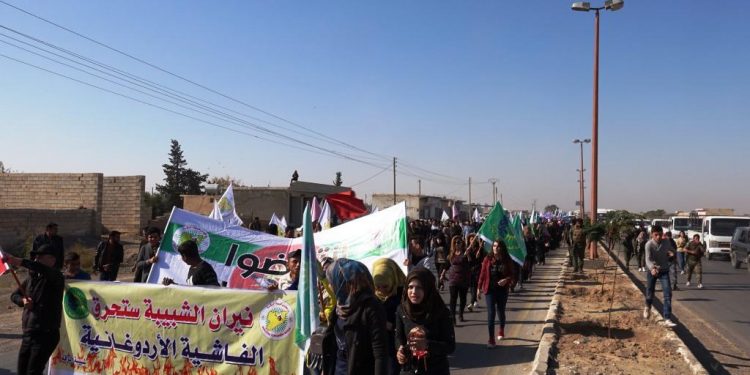 Tabqa ve Reqalı gençler işgal saldırılarına karşı yürüdü