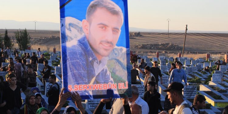 Dêrik’te 14 Cenga Rojava Direnişi şehidi için görkemli tören