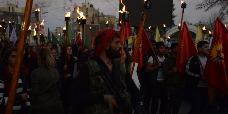 Qamişlo’da işgale karşı gençlerden meşaleli yürüyüş