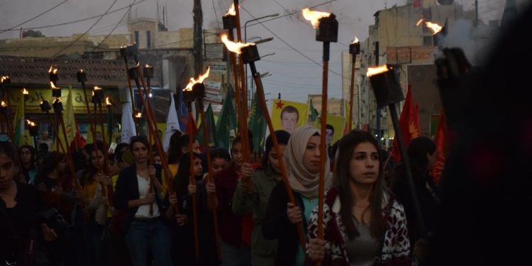 Qamişlo’da işgale karşı gençlerden meşaleli yürüyüş