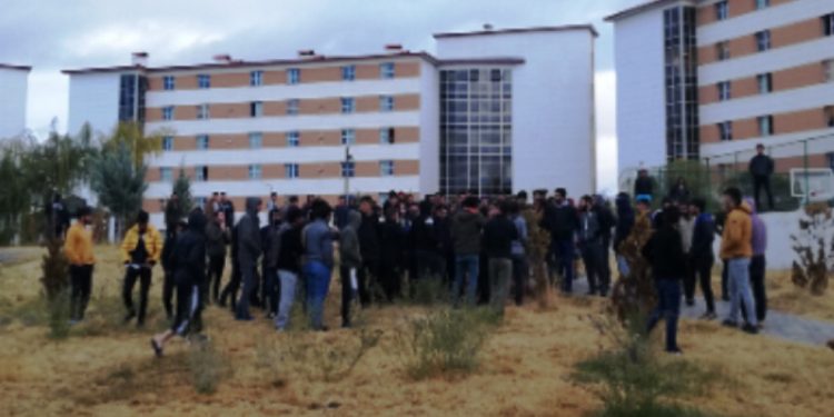 İşgalci Türk polisi yurttaki öğrencileri tehdit ediyor