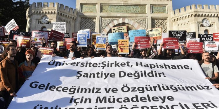 Öğrenciler: YÖK kalkacak, polis gidecek üniversiteler bizimle özgürleşecek