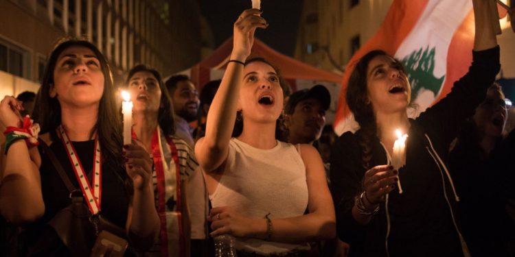 Lübnan’da kadınlar sokağa indi