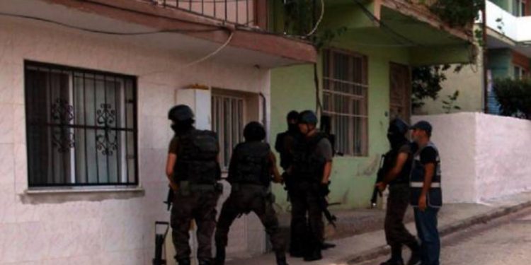 İzmir’de ikisi gazeteci 12 yurttaş gözaltına alındı