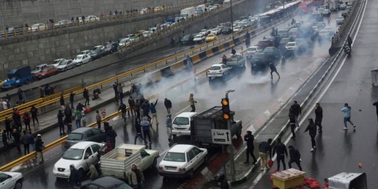 Rojhilat Kurdistan’ı ve İran’da halk ayakta: İran bayrakları ateşe verildi