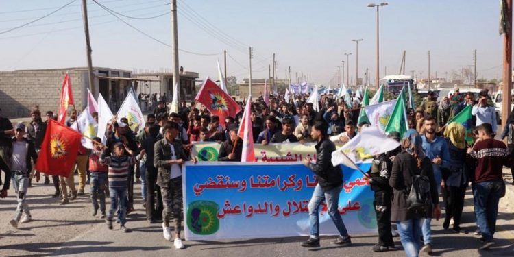 Tabqa ve Reqalı gençler işgal saldırılarına karşı yürüdü