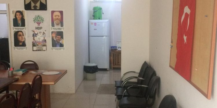 HDP binası işgal edildi: Faşist polis Türk bayrağı astı
