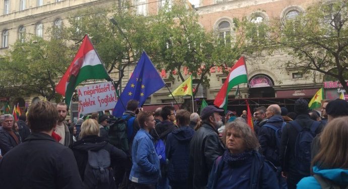 Çetebaşı Erdoğan, gittiği Budapeşte’de protesto edildi: Kürtlerin katili!
