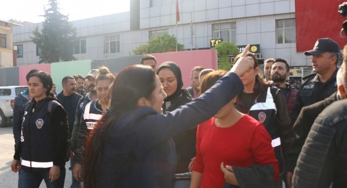 İşgal ablukasına alınan Pirsûs belediyesi önünde oturma eylemi